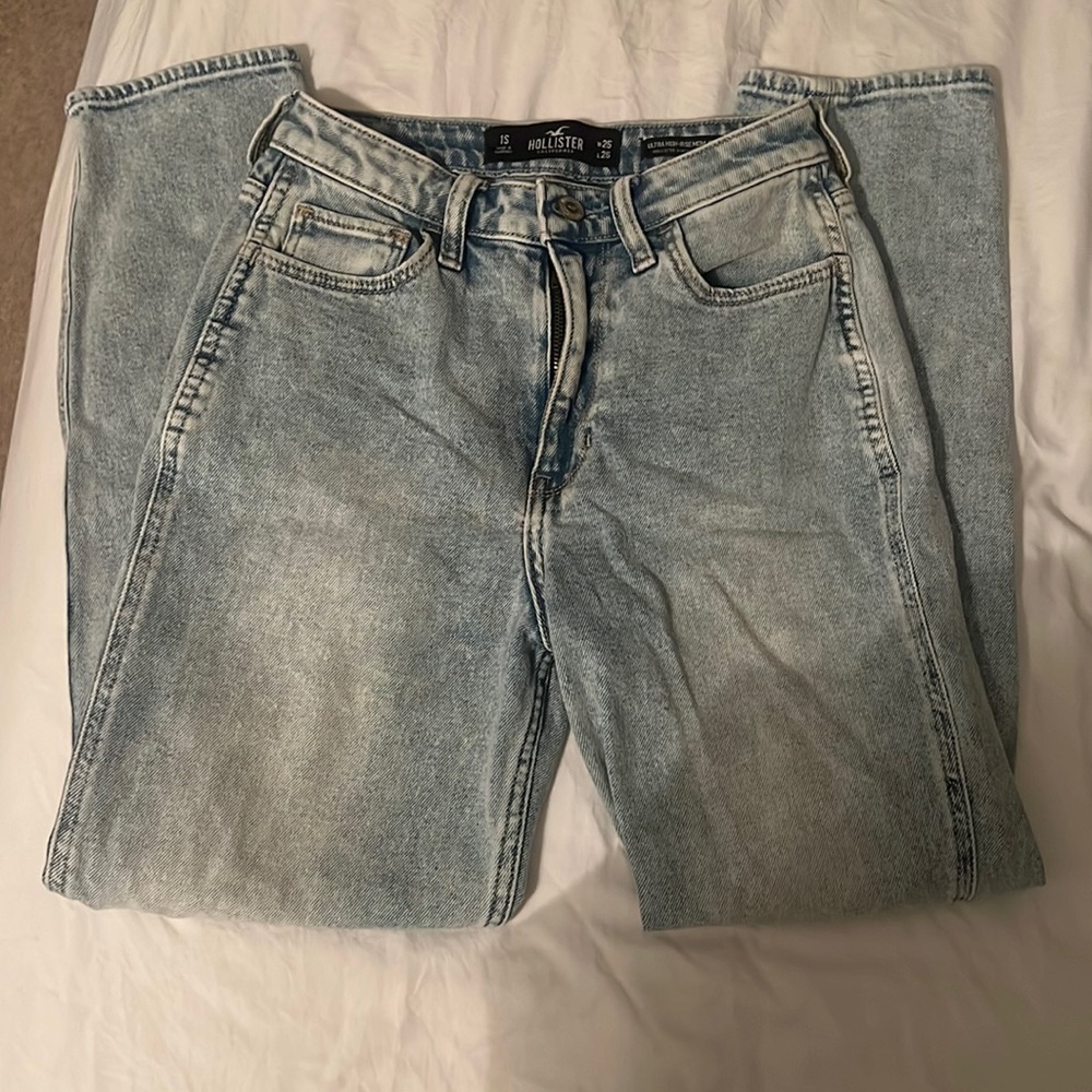 Hollister high rise mom jeans!!